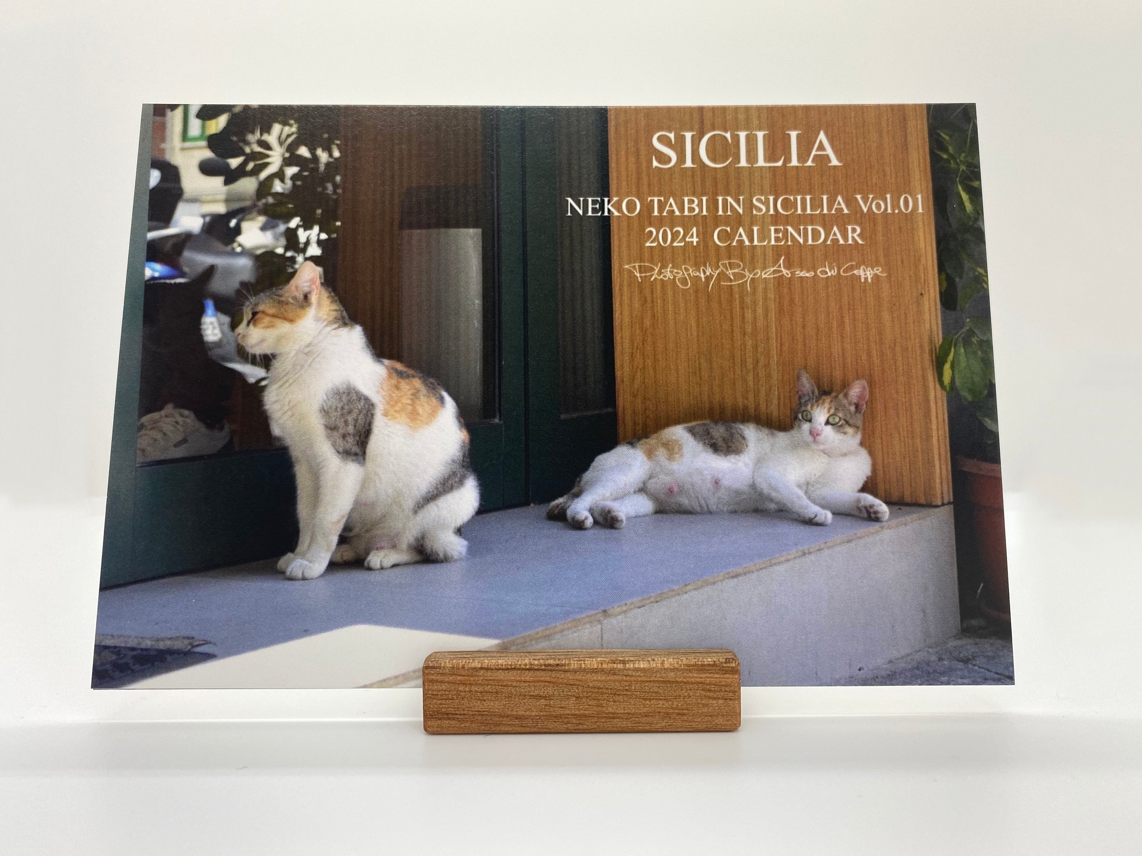 2024年卓上カレンダー（木製スタンド・ポストカード付き）SICILIA-NEKO TABI IN SICILIA Vol.01-ネコと旅するシチリア-