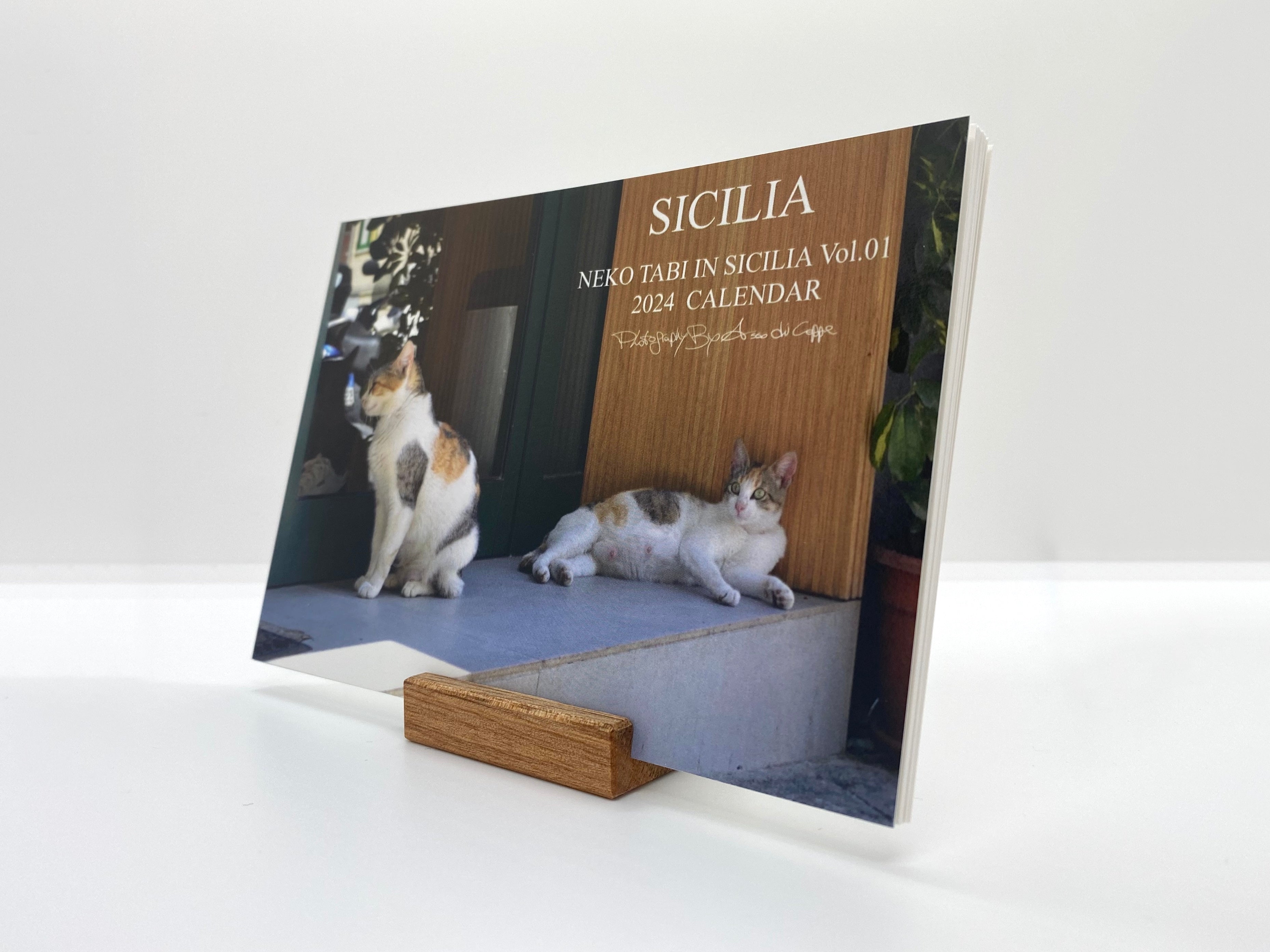 2024年卓上カレンダー（木製スタンド・ポストカード付き）SICILIA-NEKO TABI IN SICILIA Vol.01-ネコと旅す –  ASSO DI COPPE