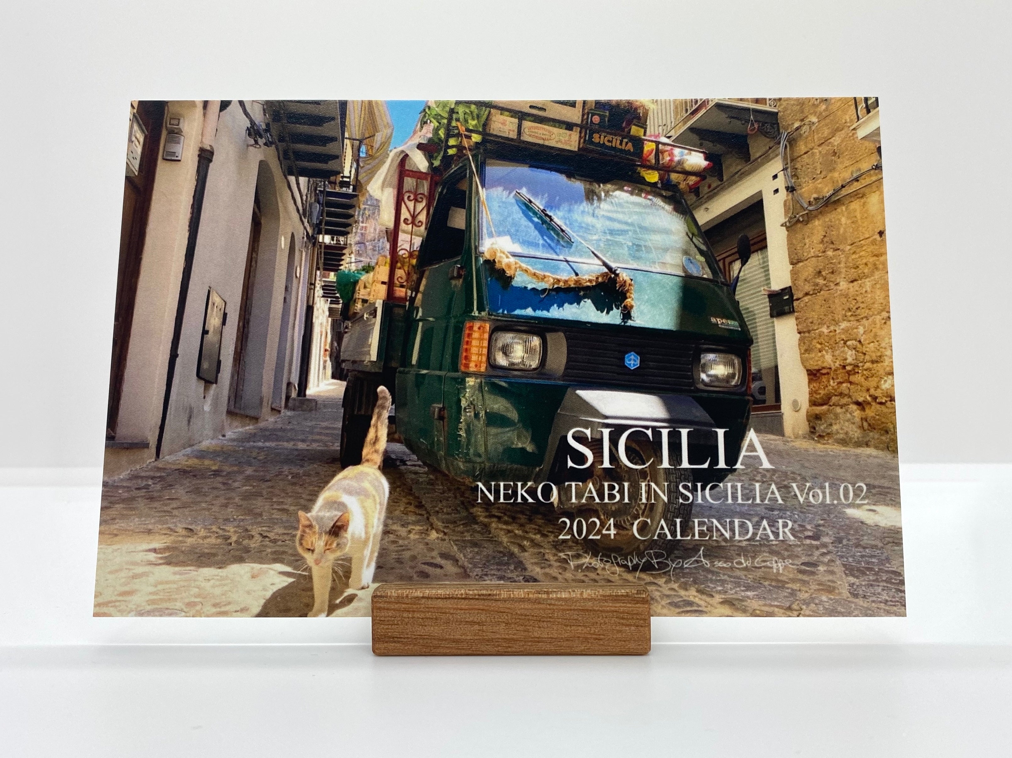 2024年卓上カレンダー（木製スタンド・ポストカード付き）SICILIA-NEKO TABI IN SICILIA Vol.02-ネコと旅するシチリア-